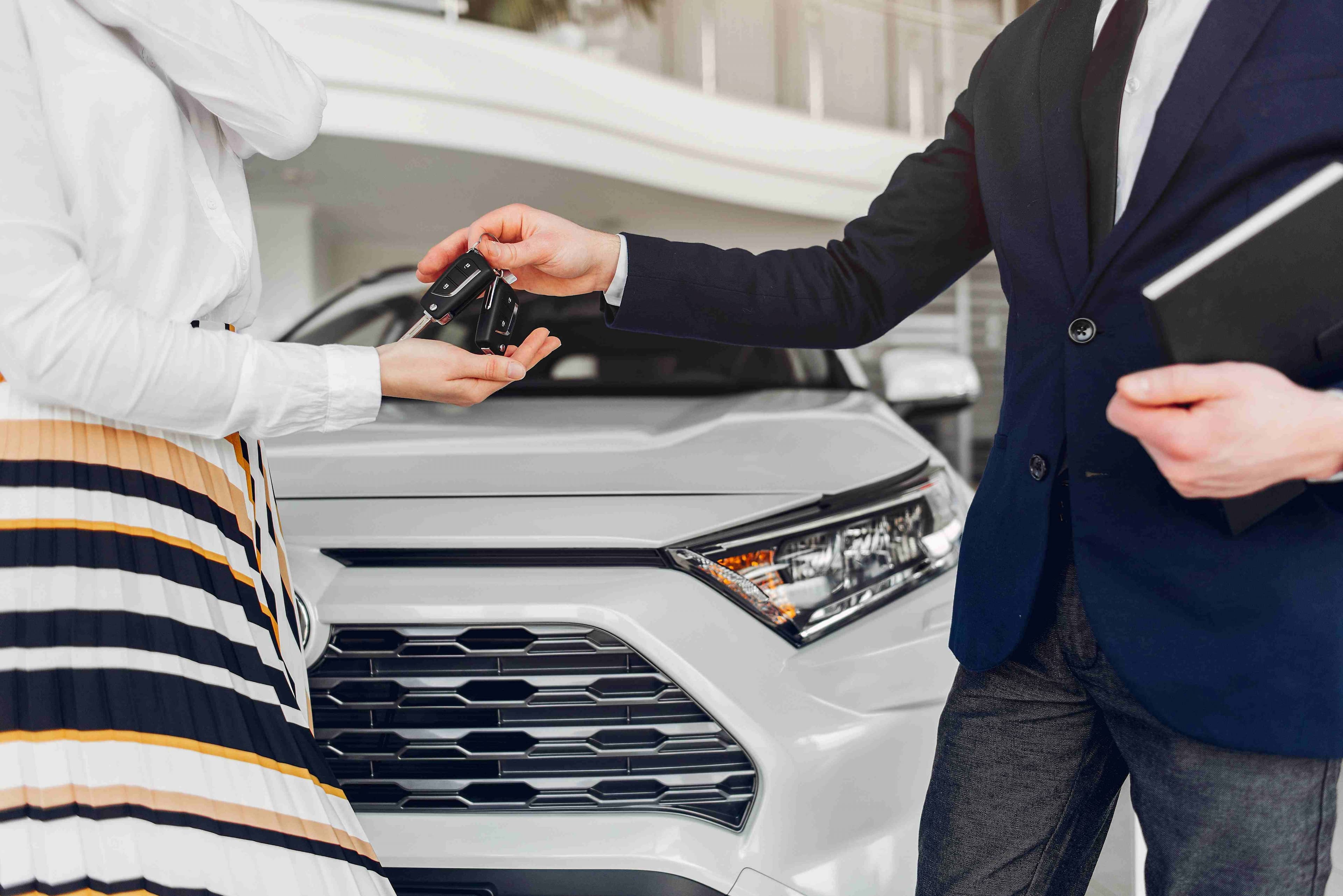 Tips Negosiasi Anti Rugi: Cara Menghadapi Pembeli yang Menawar Harga Mobil di Bawah Pasar